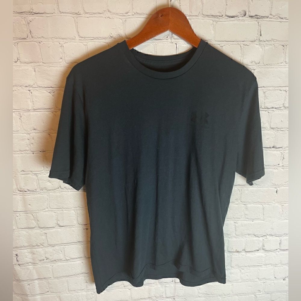 Under Armour Black Tee Size Medium